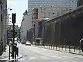 المدخل الرئيسي للسجن على 42 شارع لا سانتي