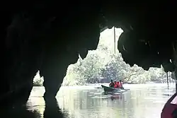 مجموعة من السياح تهيأ نفسها لدخول نهر بورتو برنسيسا (بالإنجليزية: A group of tourists prepare to enter the Underground River)