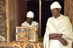 رهبان أرثوذكس يحملون مخطوطة إثيوبية