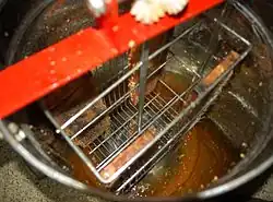 استخراج العسل بعملية الطرد المركزي