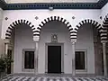 الواجهة الغربية للفناء.