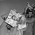محتجون يمزقون صورة فرح ديبا خلال الثورة 1979.