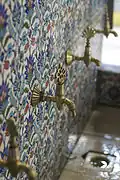 صنابير نافورة في البازار.