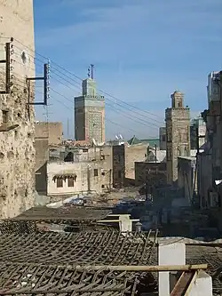 منظر لطالعة الكبيرة قرب باب بجلود من فوق سقف الشارع. المآذن المرئية هي لمدرسة بو عنانية (يسارًا) ومسجد سيدي لزاز (يمينًا).
