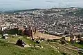 منظر للأسوار المدينة غير المحصنة على الجانب الشمالي من فاس البالي، ويرجع تاريخها على الأرجح إلى الفترة الموحدية (أوائل القرن الثالث عشر)