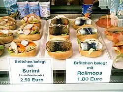 أنواع عديدة من شطائر السمك ومنها نوعية الـ"Rollmops"