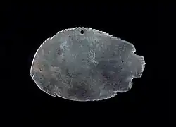 لوحة مكياج على شكل سمكة مسطحة.الشست، 7.6 × 11.7 سممتحف مقاطعة لوس أنجلوس للفنون