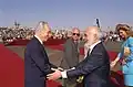 وزير الخارجية الإسرائيلي شمعون بيريز (يسار) مع رئيس الوزراء الإسرائيلي إسحاق رابين (في الوسط) والملك الأردني الحسين بن طلال (يمين) ، قبل التوقيع على معاهدة السلام بين إسرائيل والأردن.