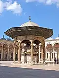 صحن المسجد المكشوف وتتوسطه الفسقية