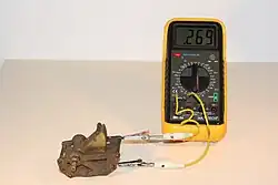 C = 269 pF (منتصف القيمة القصوى تقريبًا)
