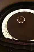 بندول فوكو في وسط مؤسسة WM Keck Central Rotunda.