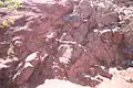 لا توافق بين تكوين النافورة&nbsp;&nbsp;[لغات أخرى]‏ من  العصر البنسلفاني (يسار) ونيس ما قبل الكمبري (يمين) في ريد روكس بارك&nbsp;&nbsp;[لغات أخرى]‏، بالقرب من غولدن، ولاية كولورادو.