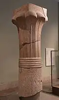 شظايا عمود نخيل ؛ 2353-2323 ق.م ؛ الجرانيت. قطر تحت حبال العنق 80.85 سم ؛ متحف المتروبوليتان للفنون