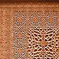 تصميم واجهة لمشربية مصنوعة من الخشب المنحوت