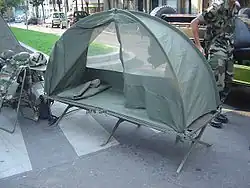 سرير ميداني فرنسي محمول مع ناموسية
