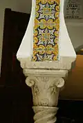 زينة الأروقة: خزف إسلامي، ناصية التاج وتاج العمود.