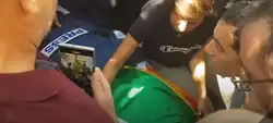 بكاء وحزن زملاء شيرين أبو عاقلة في تشييع جثمانها في جنين.