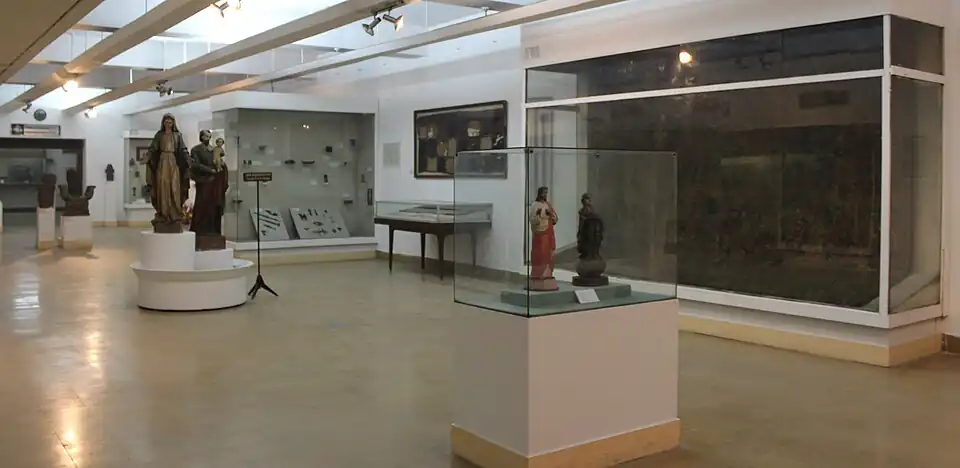 منظر للمعرض الذي يحتوي على قطع أثرية من عصور ما قبل كولومبوس