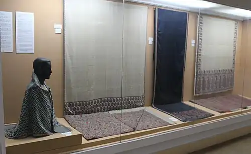 منظر للشالات من كشمير في معرض المنسوجات.