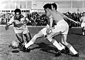 غارينشيا (على اليسار)، لاعب جناح برازيلي وأحد نجوم كأس العالم 1962م، يعتبر واحدًا من أعظم المُنَاوِرِين في التاريخ.