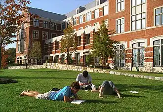 جامعة جورجتاون الكاثوليكية، وتعتبر إحدى أفضل وأعرق جامعات الولايات المتحدة.