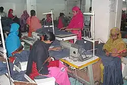 تشكل النساء معظم القوة العاملة في صناعة الملابس الموجهة للتصدير في بنغلاديش والتي تقدم أكبر مساهمة في النمو الاقتصادي للبلاد.