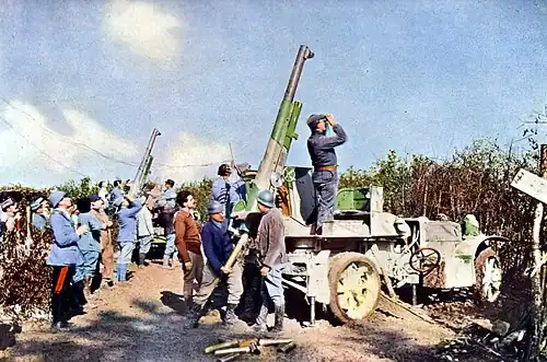 قوات الجيش الفرنسي خلف المدافع المضادة للطائرات في معركة فردان، 1916