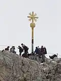 مجموعة من متسلقي الجبال على القمة