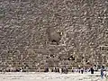 المدخل الأصلي إلى اليسار (فوق ) والمدخل الحالي (أسفل، يمين)