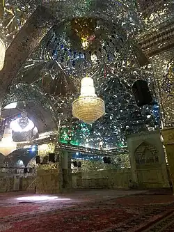 صالة زجاجية داخل شاه جراغ.