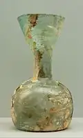 اناء أثري من الزجاج