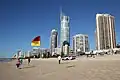 منظر برج كيو 1 كما يرى من شاطئ جنة راكبي الأمواج (بالإنجليزية: Surfers Paradise, Queensland)