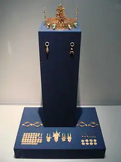 تاج من الذهب مع إكسسوارات.