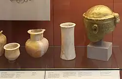 مزهريات من المرمر وخوذة من الذهب من قبر ميسكالامدوك.