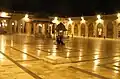 باحة المسجد الأموي ليلاً