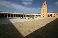 الصحن والرواقين الشمالي (الذي تتوسطه المئذنة) والغربي