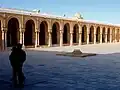 أحد الأروقة المحيطة بصحن المسجد