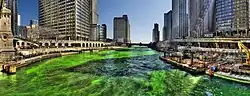 نهر مدينة شيكاغو في اللون الأخضر، ابان الاحتفالات بيوم القديس باتريك.