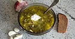 خبز بُني مع حساء الحماض.