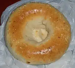 گرده نان من الأويغور في مطعم مسلم في مدينة غوانزو الصينية.