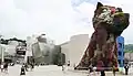 تمثال كلب من أشجار الزهور أمام متحف غوغنهايم