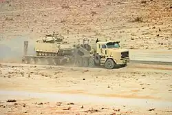 نصف مقطورة أوشكوش M1070A1 HET و DRS M1000 تسحب مدرعة برادلي ام2