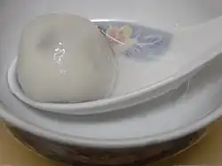 حلوى كرات الأرز اللزجة المحشوة بالسمسم paste