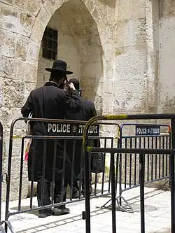 إصلاحيون يهود في طريقهم للصلاة داخل الرباط تحت حماية الشرطة الإسرائيلية