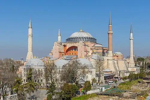 آيا صوفيا في مدينة إسطنبول بتركيا: هي أيقونة معمارية وثقافية للحضارة البيزنطية والأرثوذكسية الشرقية. كان تأثيرها، من الناحيتين المعمارية والليتورجية، واسع الانتشار ودائمًا في المسيحية الشرقية، والمسيحية الغربية، والعمارة العثمانية. ويُمثل إرث الإمبراطورية البيزنطية واحدة من أقوى القوى الاقتصادية والثقافية والعسكرية في أوروبا، واشتهرت بفنها والهندسة المعمارية والعلوم والطب والقانون.