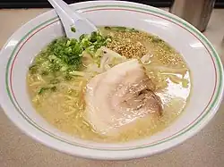 رامن هاكاتا مع حساء تونكوتسو