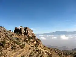 الجبل (الخلفية) كما يُنظر إليه من جانب الجبل المتدرج في محافظة المحويت