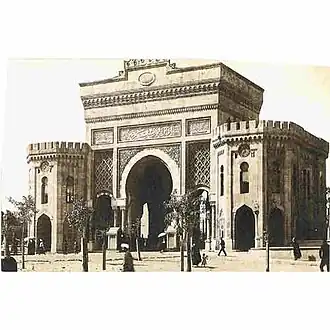 مدخل مبنى السرعسكر الذي يستخدم حاليا كجامعة اسطنبول باسطنبول، مقر قيادة الجيش العثماني سابقاً. صورة عام 1898م