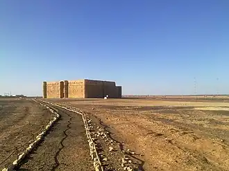 الطريق الي قصر الحرانة.