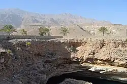 الحفرة مع جبال حجر في الخلف